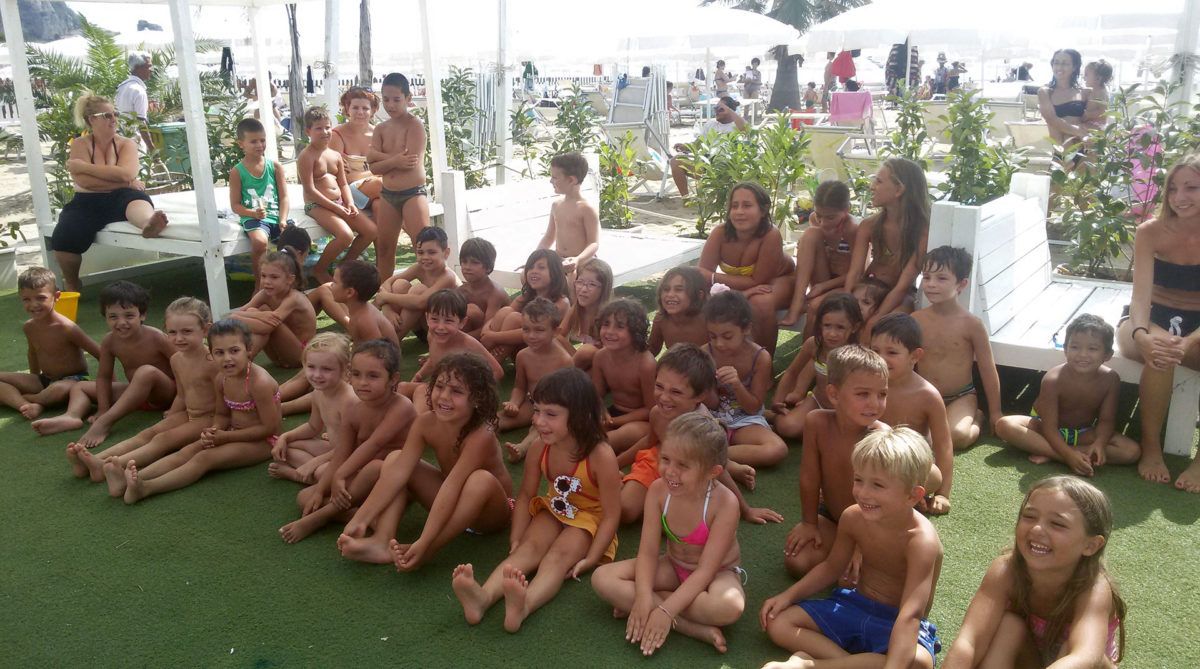foto di gruppo in spiaggia allo stabilimento rive di traiano durante il campus della little town terracina