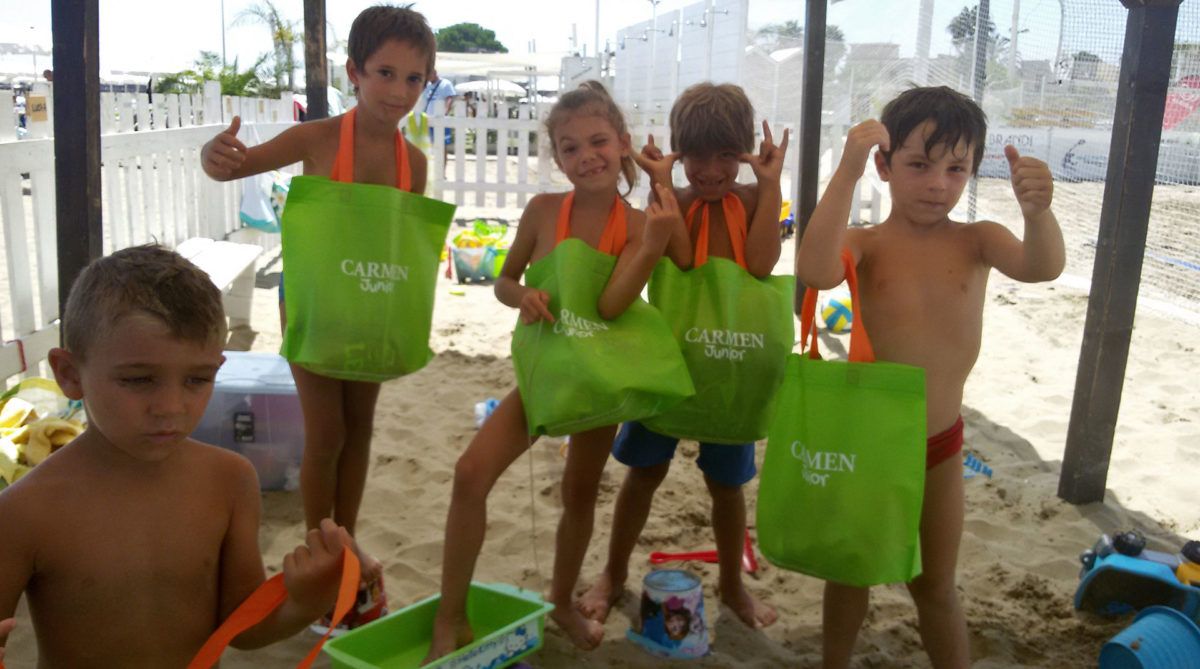 giocando in spiaggia allo stabilimento rive di traiano durante il campus della little town terracina