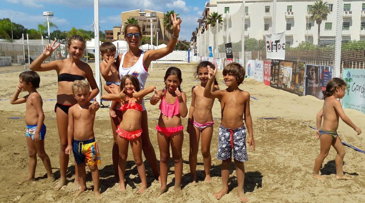 foto di gruppo in spiaggia allo stabilimento rive di traiano durante il campus della little town terracina