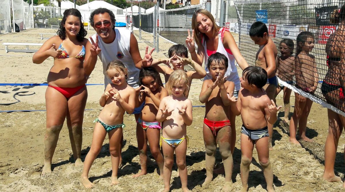 foto di gruppo in spiaggia allo stabilimento rive di traiano durante il campus della little town terracina