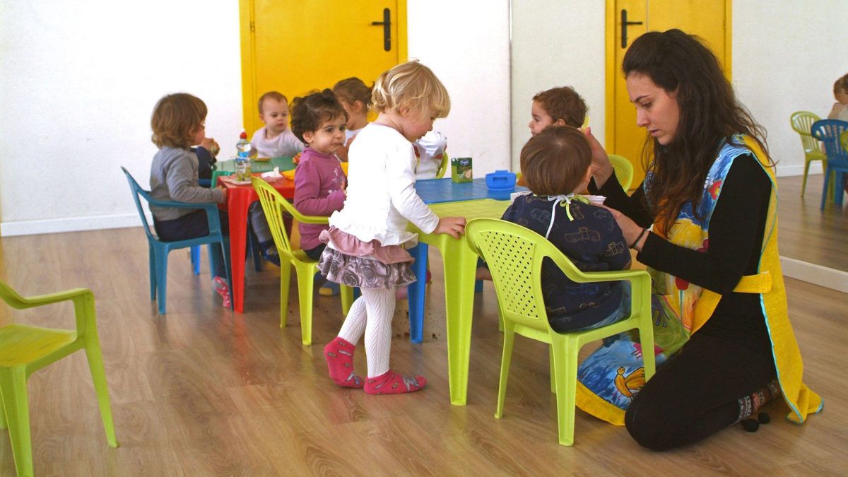 bambini che mangiano al nido della little town terracina